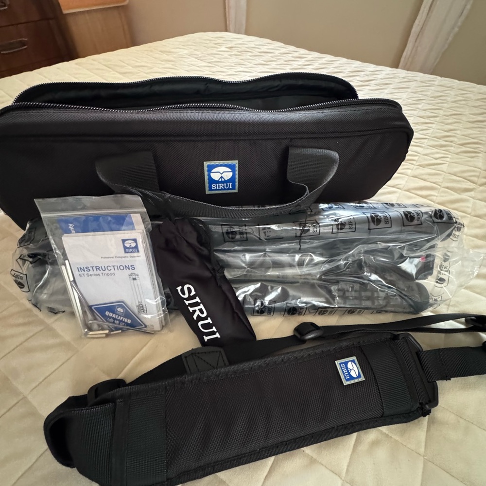 SIRUI ET-2204 Carbon Fiber Tripod w/ E-20 Ball Head